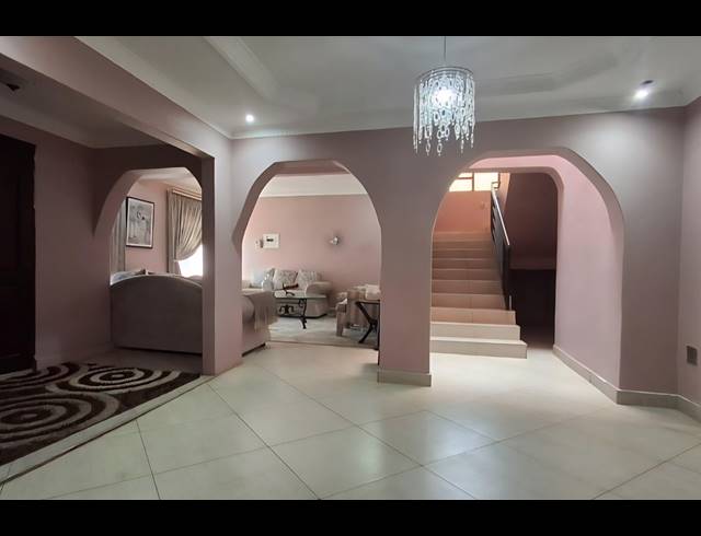 7 BEDROOM FREESTANDING FOR SALE IN FLORA PARK